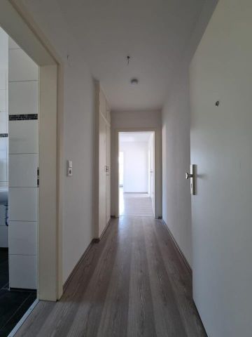 Demnächst verfügbar! Vollständig renovierte 2-Zimmer-Wohnung mit Balkon & modernem Badezimmer in ruhiger Lage - Foto 2