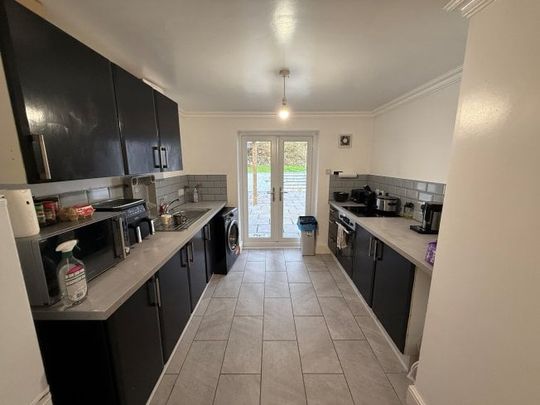 Oak tree Villa, Llanelli, SA15 - Photo 1