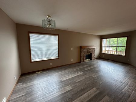 2 Bedroom Duplex in Sylvan Lake w/ Garage - Photo 4