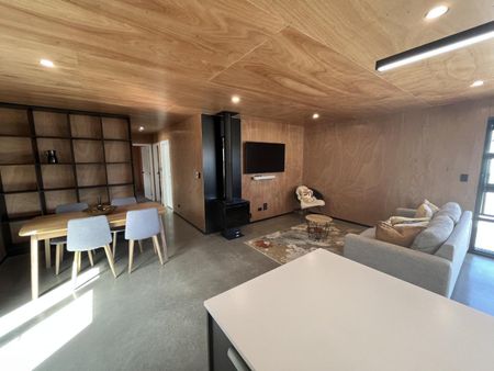 Fully Furnished Three bedroom home - Photo 2