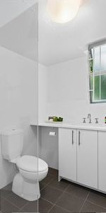 A Must See! 2 Bedroom Unit in the heart of Windsor! - Photo 4