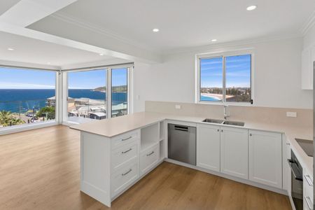 BOUTIQUE FULLY RENOVATED BEACHFRONT APARTMENT WITH PANORAMIC OCEAN VIEWS - Photo 4