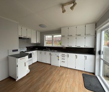 17 Amundsen Grove, Stokes Valley - Photo 3