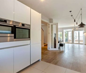 Spacious three-level town house with garage and off-street parking - Photo 2