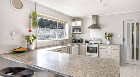 Springvale - 5 Bedrooms - Photo 3