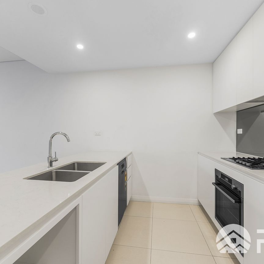 Near New Modern Spacious Apartment, close to train station! - Photo 1