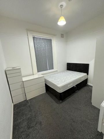 3 bedroom flat to rent - Photo 5
