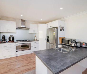 “3 BEDROOM 2 BATHROOM - LOCATION PLUS.” - Photo 3