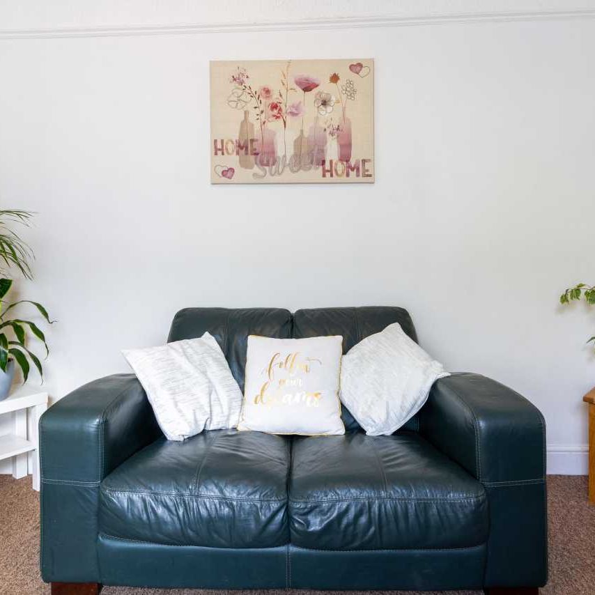 Room 2 - Photo 1