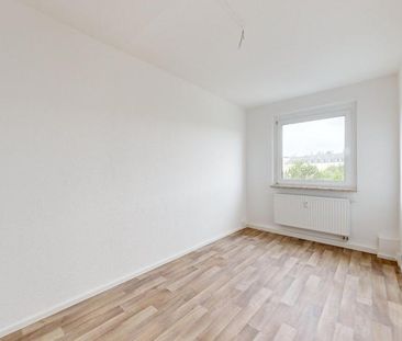 Ankommen und Wohlfühlen! Sanierte 3-Raum-Wohnung mit verglaster Log... - Photo 1