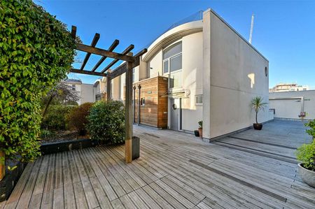 Stylish two bedroom apartment with city views. - Photo 5