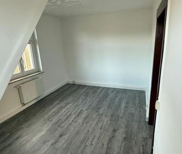 Helle Dachgeschosswohnung – renoviert, Garten, Garage - Photo 3