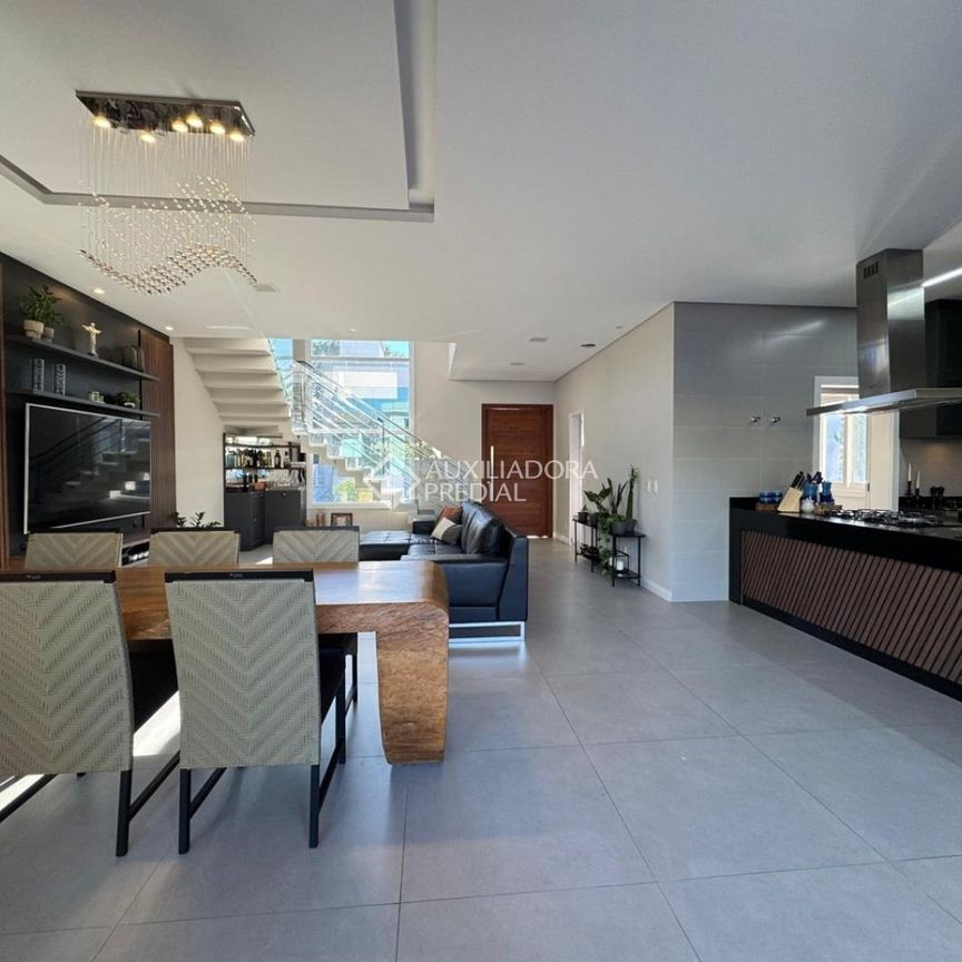 Casa com 4 quartos e 390m² para alugar em Cachoeira do Bom Jesus, Florianópolis. - Photo 1