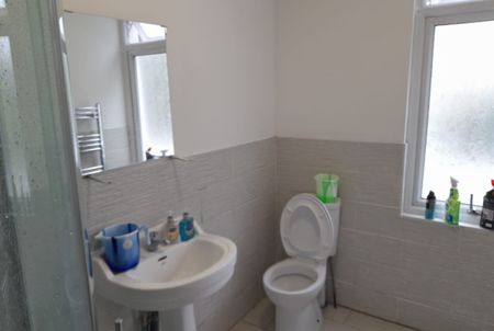 Ensuite establish Room on Eversleigh Road, E6 – £960/Month - Photo 5