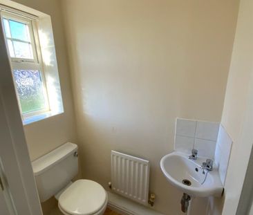 2 bedroom house - semi-detached to rent - Photo 4