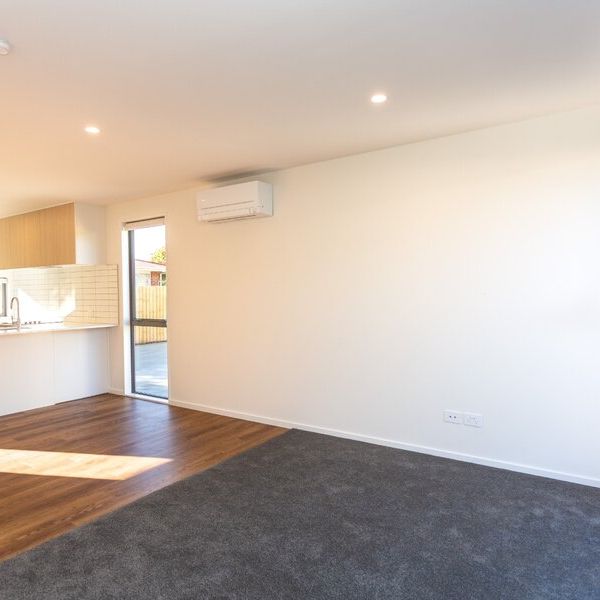Near new townhouse in a great location! - Photo 1