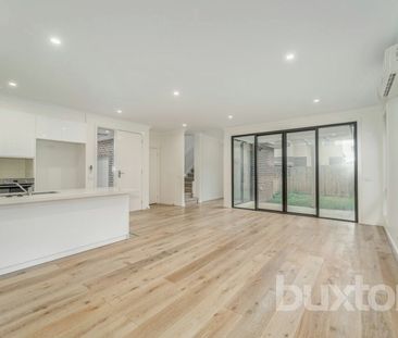 THREE BEDROOM TOWNHOUSE - Photo 2