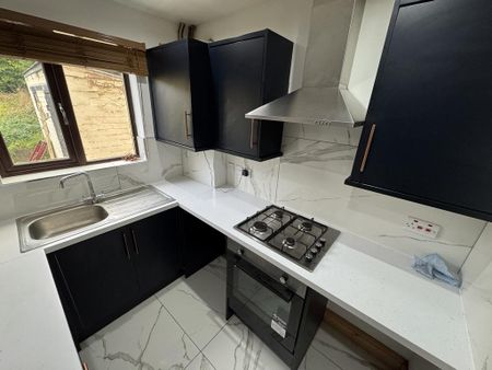 4 bedroom terraced house to rent - Photo 3