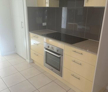 Spacious 4-Bedroom Home Backing Onto the Golf Course - Photo 6