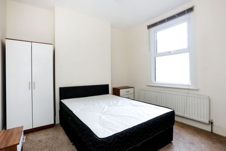 4 bedroom terraced house to rent - Photo 3