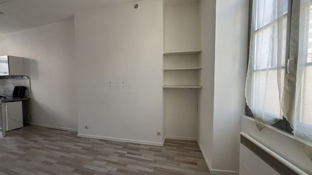 Studio lumineux avec cuisine équipée – Centre d’Avallon - Photo 1