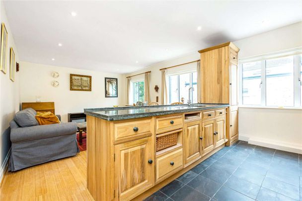 SHORT LET: A fantastic split level 2 bedroom detached house available for a short let. - Photo 1