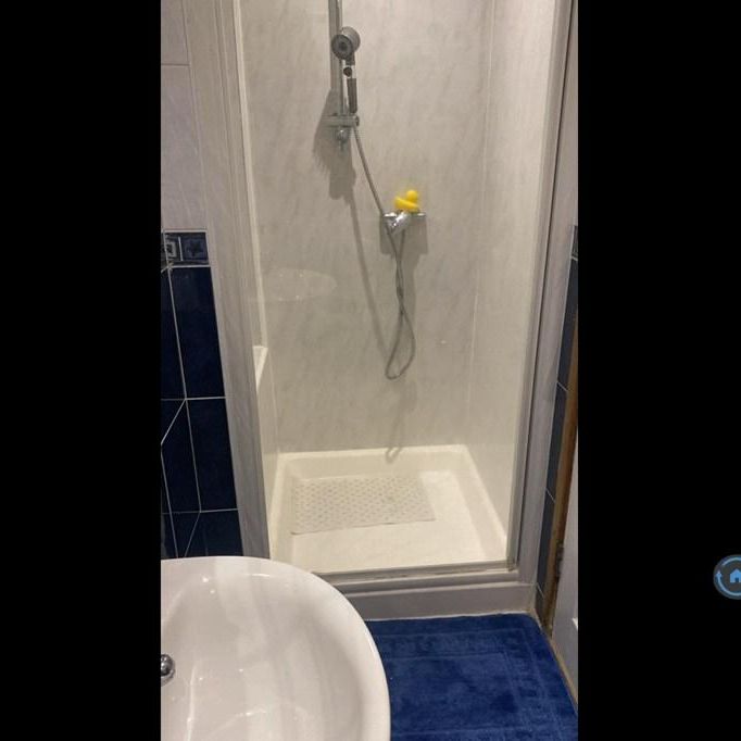 1 bedroom in a flat share to rent - Photo 1