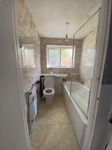 4 Bed End Terrace, Zion Road, CR7 - Photo 2