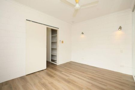 Air Conditoned Half Duplex - Huge Rumpus Room - Fenced Yard - Single Carport - Photo 2