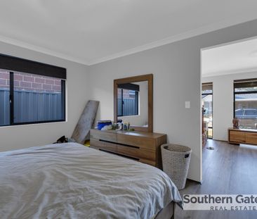 Modern Family Home - Photo 3