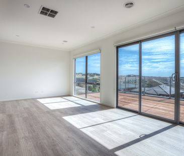 Spacious Home with a View! - Photo 3