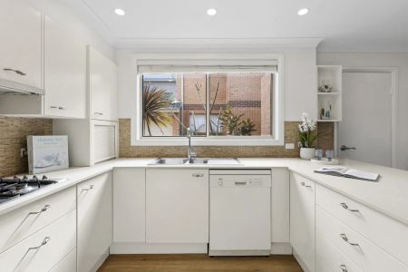 Townhouse living with alfresco appeal - Garden maintenance included - Photo 4