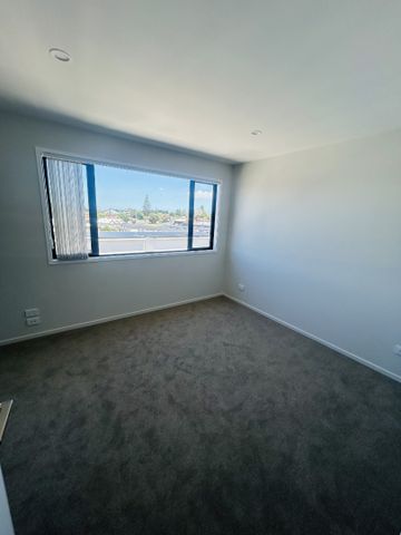 MANGERE BRIDGE, 3 BEDROOMS - Photo 3