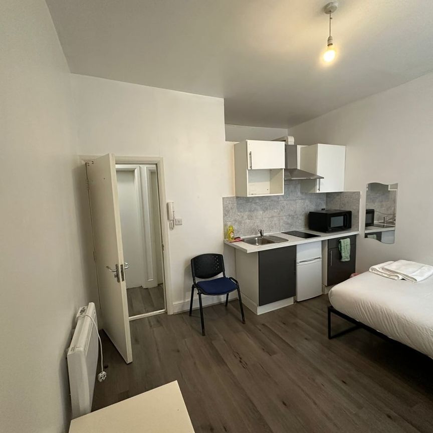 Studio Flat, Wood Lane, W12 - Photo 1