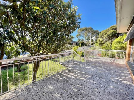 Spacious family home in an exceptional lifestyle location - Photo 2