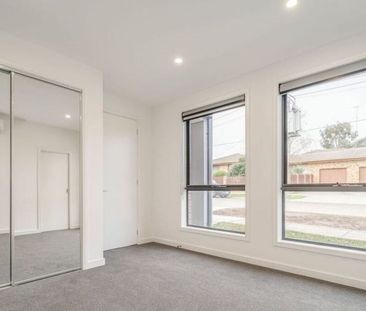 Modern Double-Storey Townhouse in Prime Burwood Location - Photo 5