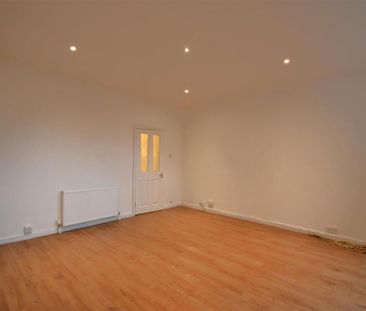3 bedroom flat to rent - Photo 4