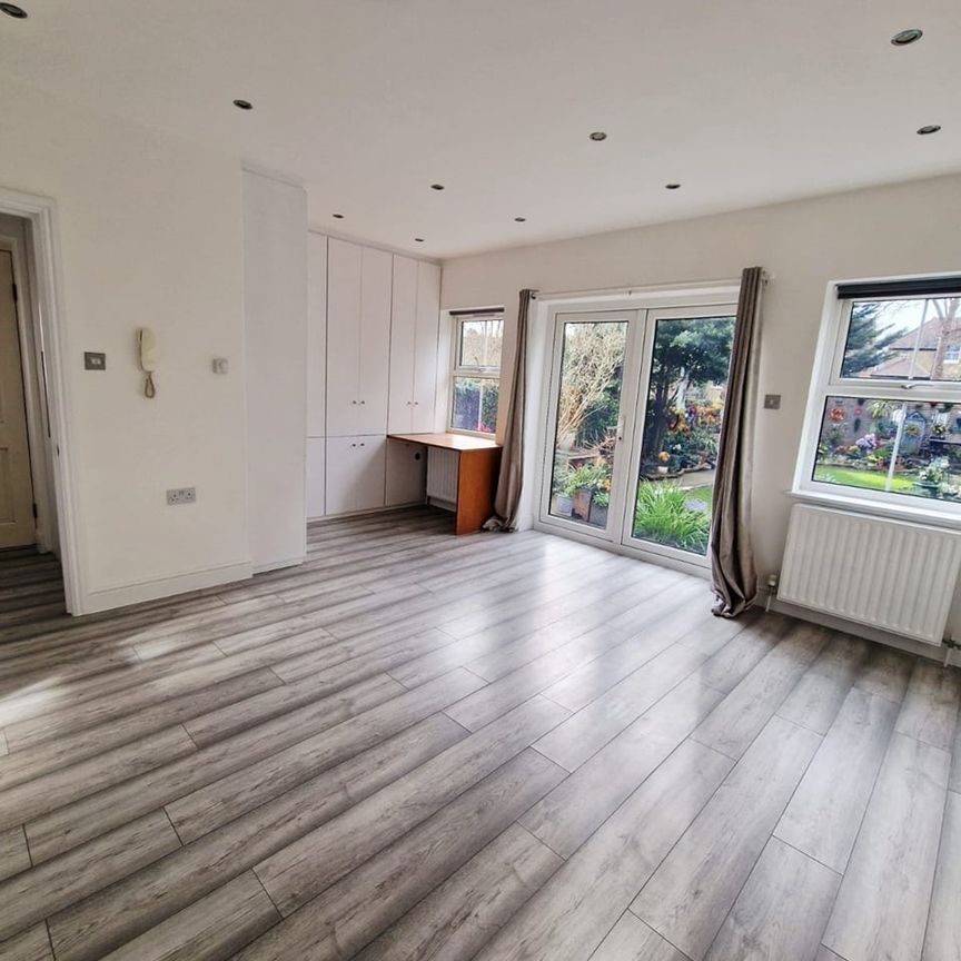 1 Bed Flat, London, SW16 - Photo 1