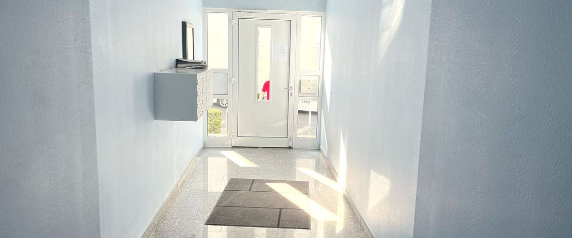 Erstklassige Singlewohnung mit Terrasse in beliebter Lage! Neu renoviert mit neuer Einbauküche!!! - Photo 1