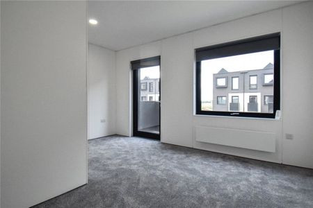 Well presented 3 bedroom semi-detached house situated within the growing community of Northstowe. Driveway parking. Highly efficient electric heating. Unfurnished. - Photo 2