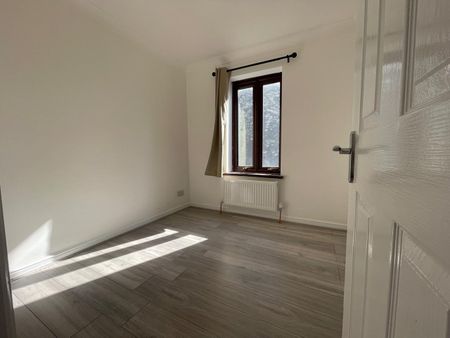 4 Bed Terraced House, Harrier Way, E6 - Photo 4