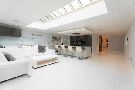 6 bedroom detached house to rent - Photo 2