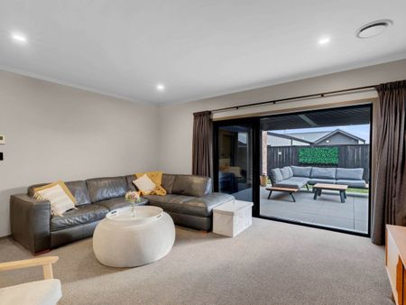 Modern Chartwell Living – Built 2020 & Ready to Impress! - Photo 3