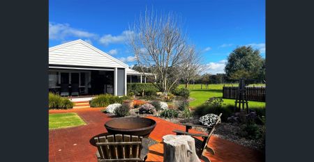 QUALITY LARGE RURAL HOMESTEAD WITH MODERN FIXTURES AND FITTINGS - Photo 5