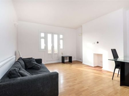 A spacious apartment on the 3rd floor of this purpose built block. - Photo 2