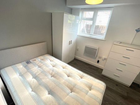 1 bedroom in a house share to rent - Photo 2