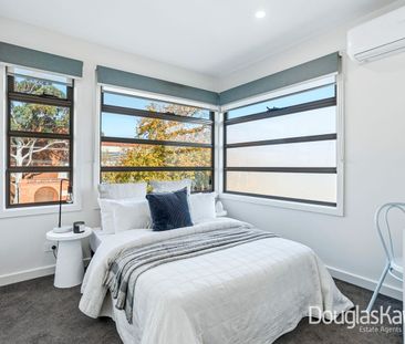 Luxury Five-Bedroom Townhouse in a Prime Sunshine Location - Photo 5
