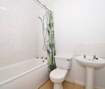 2a The Green, Hersham, Walton-on-Thames, KT12 - Photo 3
