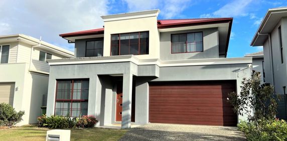 SPACIOUS WATERFRONT FAMILY HOME IN THE HART OF HOPE ISLAND - Photo 2