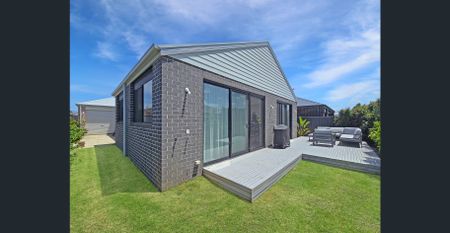 Eye-Catching Family Home - Photo 5